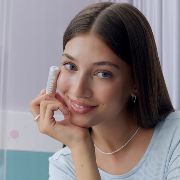 996602 NIVEA Hyaluron Moisture Plus Gennemsigtig Læbepomade