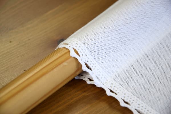Vit bomullsgardin 90x100 slät textil med spets och fransar