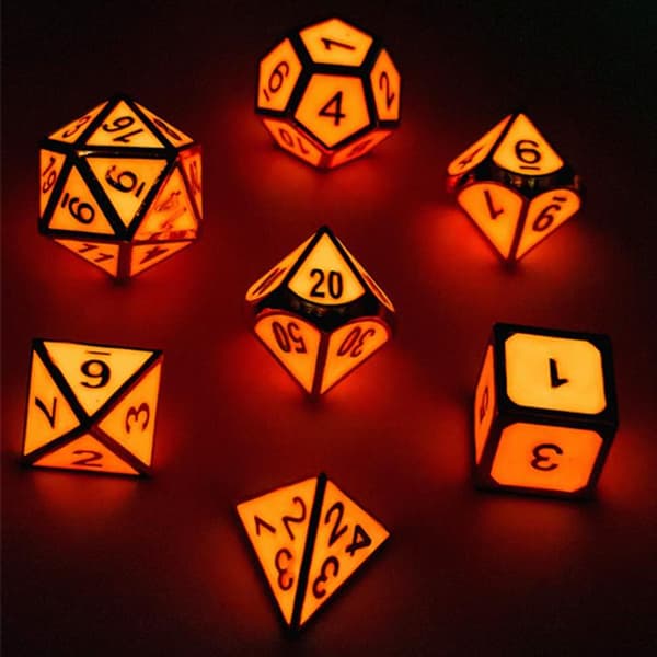 Flammvapen RPG-tärningar Set med 7 glödande metalltärningar