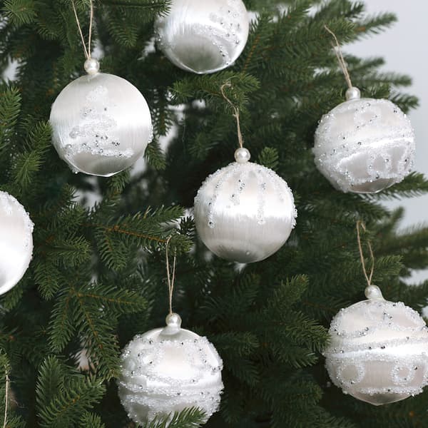Sæt med hvide StarryLights juletræskugler - elegant julepynt