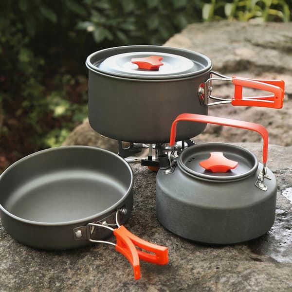 Set med campingkokkärl och kastruller för matlagning