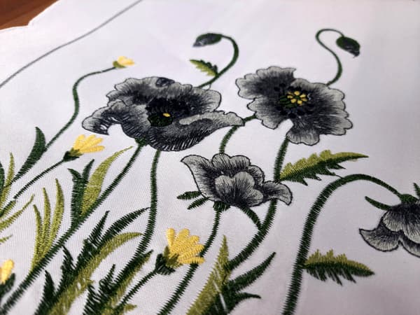 BORDLÖPARE Rektangulära vita 40/85 Satinmaterial BRODERADE BLOMMOR