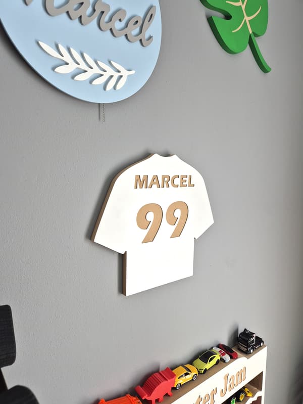 MDF-seinäkoriste - jalkapallopaita numerolla ja nimellä