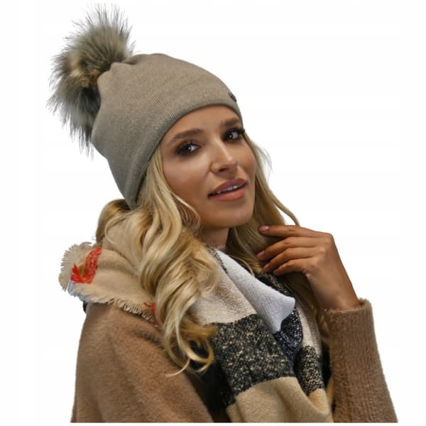 Varm polsk dammössa med pompom Latte A13