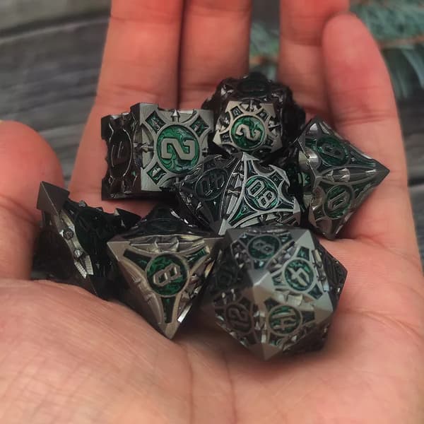 RPG-tärningar i skogen, set med 7 metalltärningar
