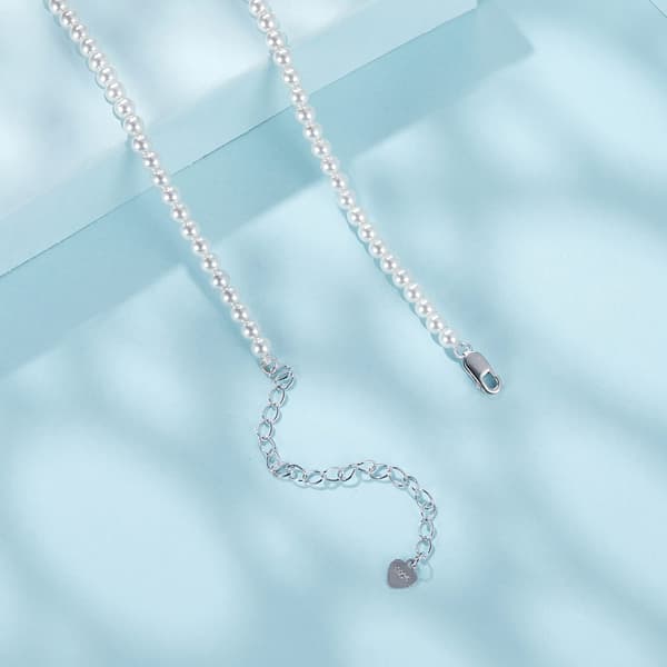 Elegant silverhalsband med snäckspärlor och justerbar längd
