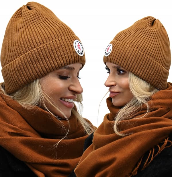Snygg hösthatt med logotyp i karamellfärg n1