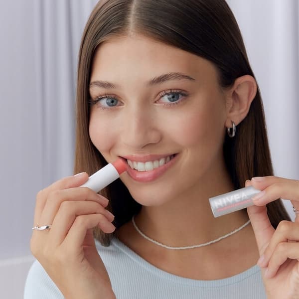 996619 NIVEA Hyaluron Moisture Plus Läppbalsam Sheer Rose