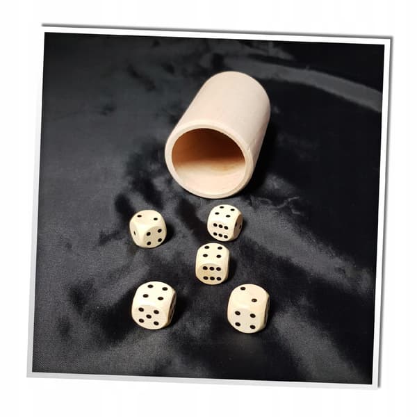 Stor träkopp för tärningsspel med 5 tärningar