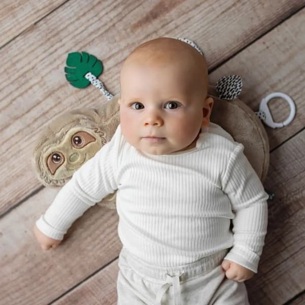 Sensorisk aktivitetskudde Sloth för spädbarn 0+ Mothercare