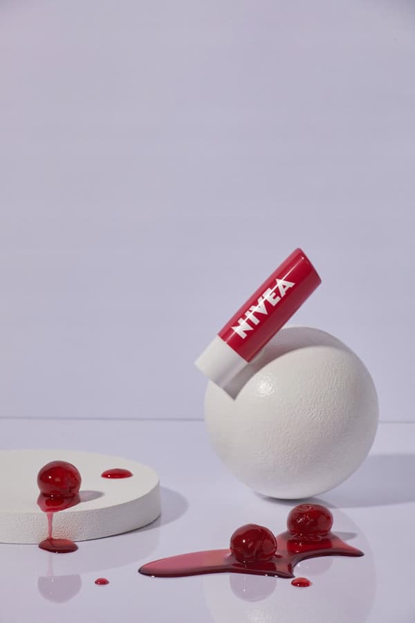 362960 NIVEA Cherry Shine Nærende læbepomade 4,8 g