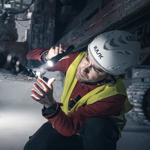 Ledlenser P7R taskulamppu, 2000 lumenia, vedenpitävä, alumiini