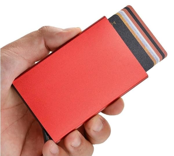 Kortholder med RFID-beskyttelse. Pop-up