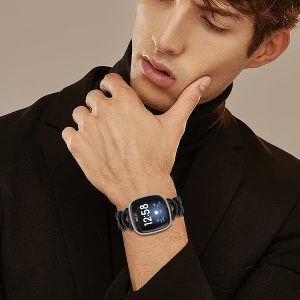 Zinklegeret urrem Fitbit Versa 4 / Sense 2 Twisted Metal Erstatningsrem - Sort