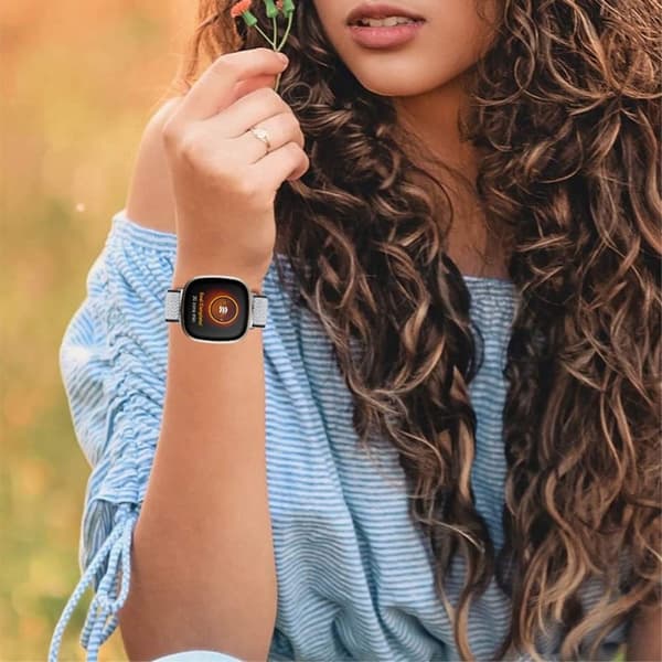 Fitbit Sense / Versa 3 elastisk klokkerem med justerbar spenne - Svart / Hvit