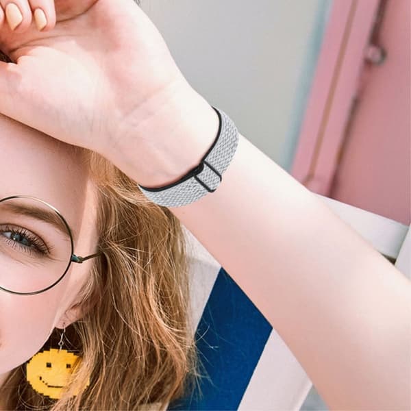Fitbit Versa 2 / Versa Lite elastisk urrem med justerbart spænde - Sort / Hvid