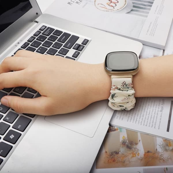 Fitbit Sense 2 / Versa 4 elastisk urrem med stofmønster - Mælkehvid / Honeysuckle