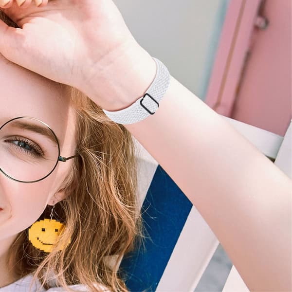 Fitbit Sense / Versa 3 elastiskt klockarmband med justerbart spänne - Vit