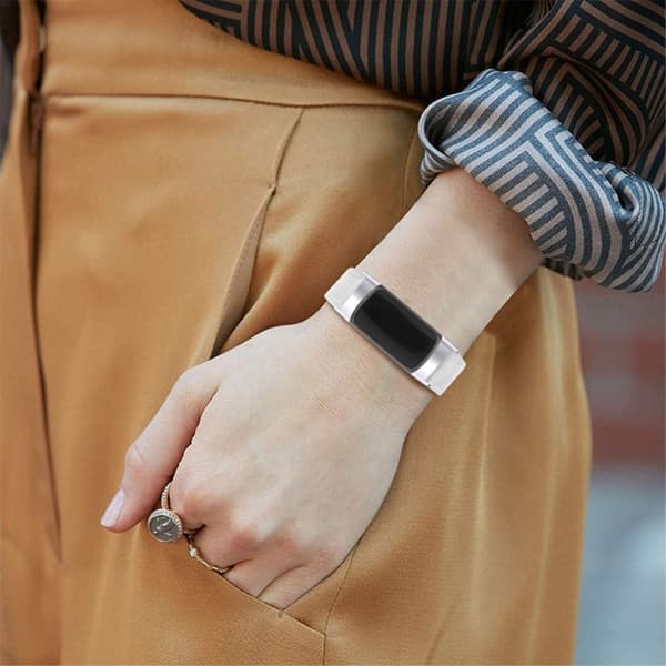 Enkel urrem i ægte læder til Fitbit Charge 5 - Lysende Sølv