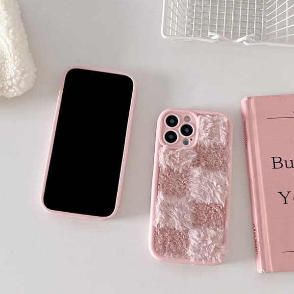 iPhone 15 Pro Max-etui Plush Patchwork Grid Stødsikkert fleksibelt telefon cover - Lyserød