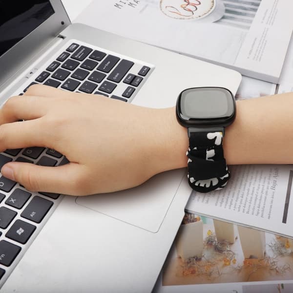 Fitbit Sense 2 / Versa 4 elastisk urrem med stofmønster - Sort Hvid Krysantemum