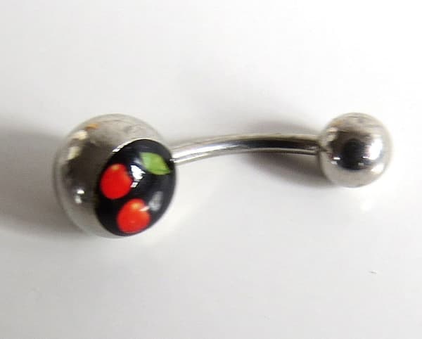 Navelpiercing körsbär