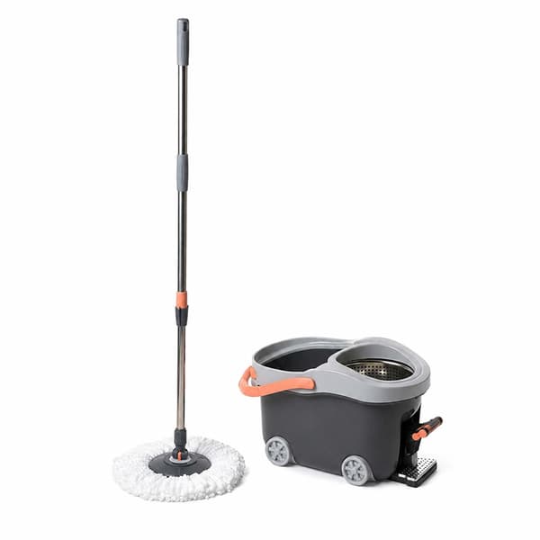 Moppisetti ämpärillä ja linkoajalla, Kodustaar