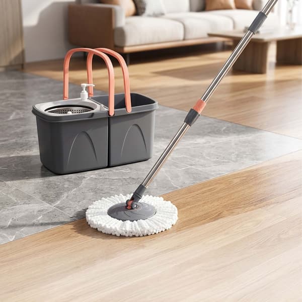 Moppisetti ämpärillä ja vääntimellä, Kodustaar
