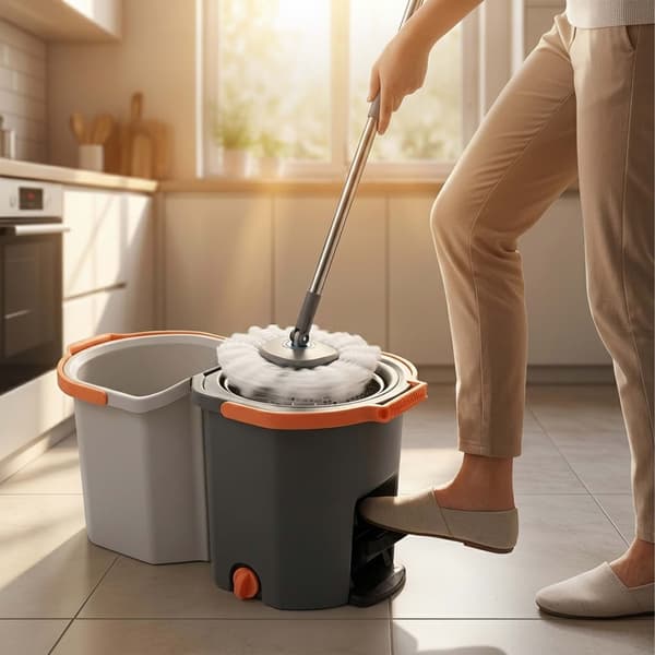 Moppisetti ämpärillä ja linkoajalla, Kodustaar