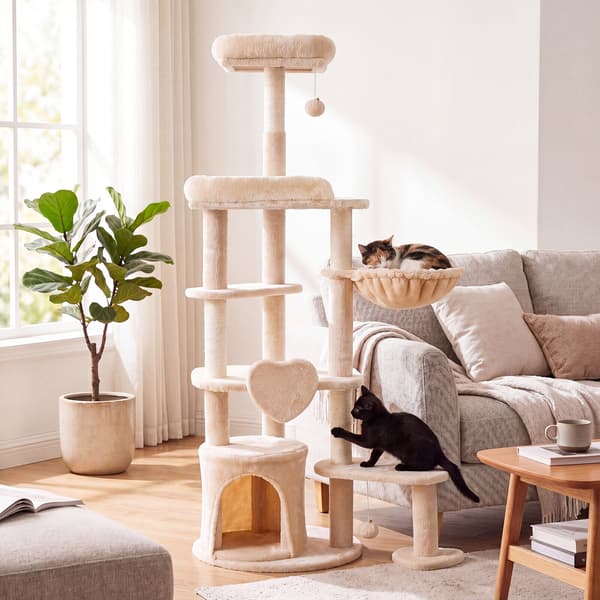 Stor kattekrads med flere niveauer og kradsepæle, beige