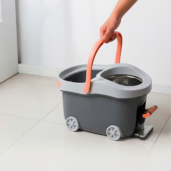 Moppisetti ämpärillä ja linkoajalla, Kodustaar