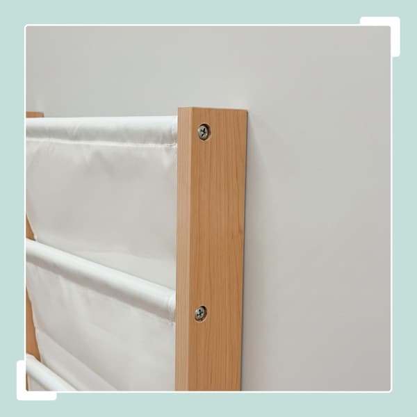 Barns väggbokhylla med tygfickor, Kodustaar