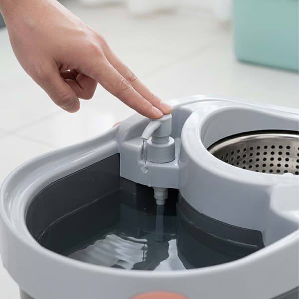 Moppisetti ämpärillä ja linkoajalla, Kodustaar