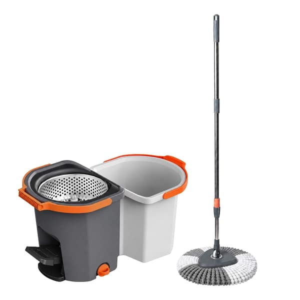 Moppisetti ämpärillä ja linkoajalla, Kodustaar