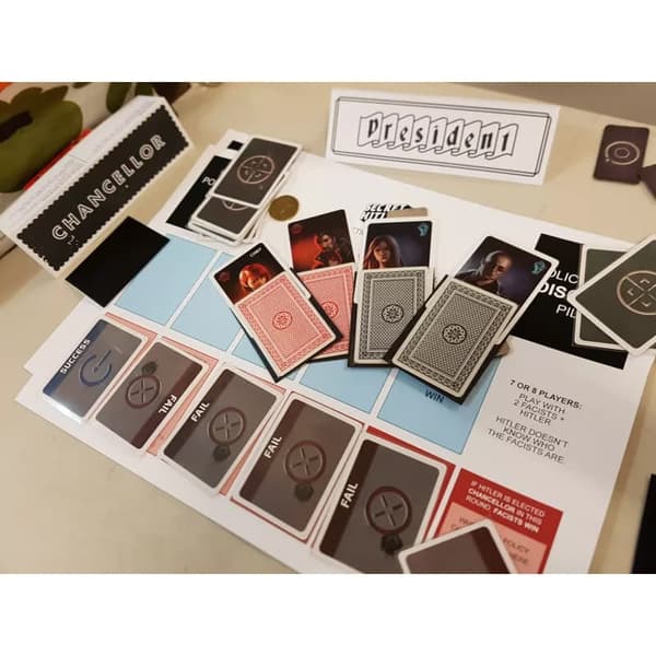 Secret Hitler - Strateginen seurapeli