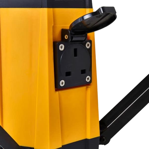 Stanley Lighting Plasterer's Area Light With Outlet Socket 4500 Lumens