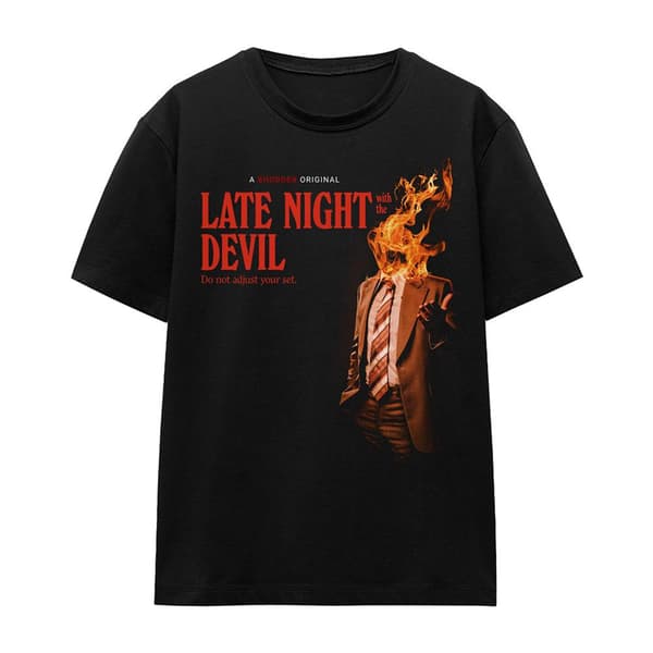 Late Night With the Devil T-shirt för damer/kvinnor med eldtryck