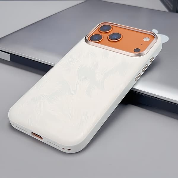 Mobilskal med plumartad textur för iPhone 17 Pro Max och iPhone 18 Pro Max - Vit