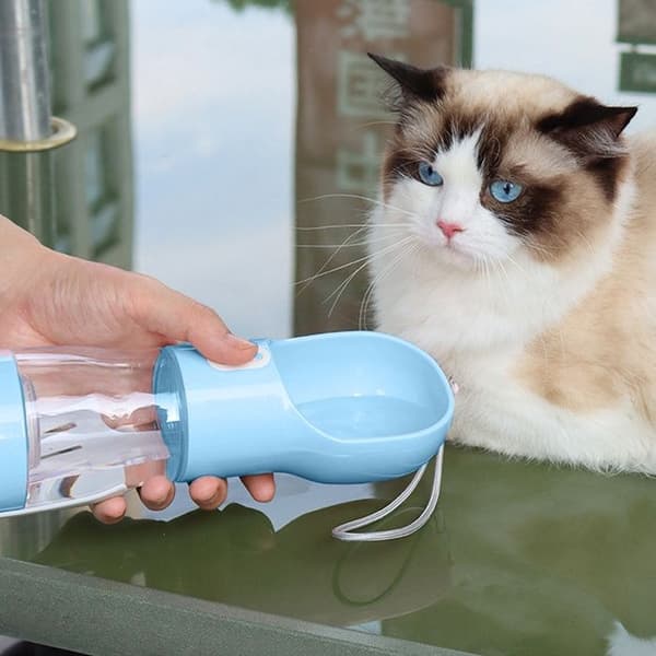 Lækagesikker vandflaskedispenser til hunde med foderdispenser til gåture og rejser
