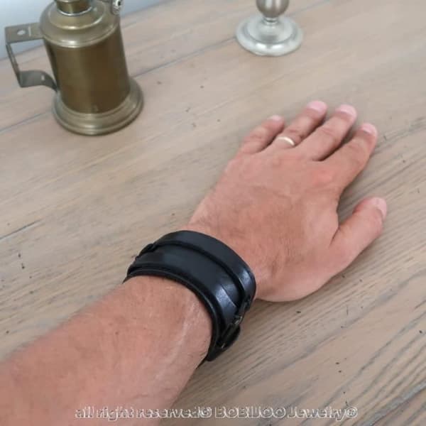 Armband - Läder - Svart - Justerbart - Metallnitar - Herr