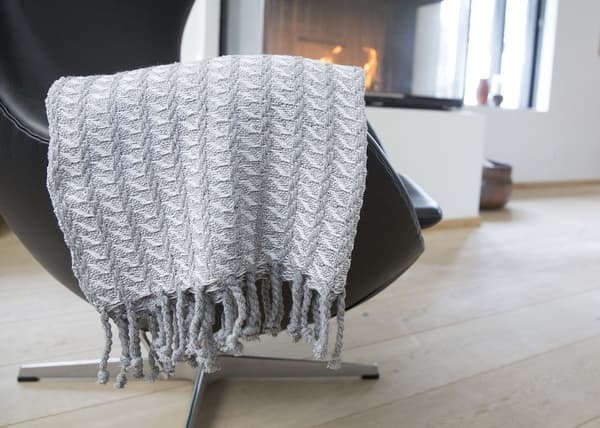 Filt med fransar i 100% bomull – 135 x 200 cm.