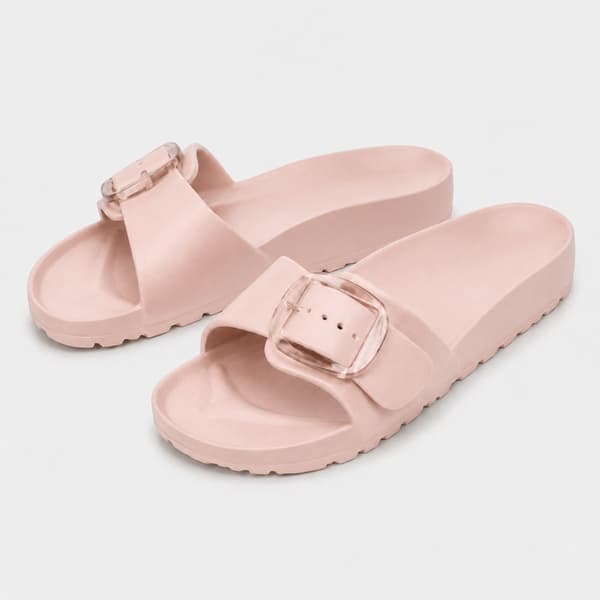 Lette slippers til kvinner – behagelige sommersandaler med spenne