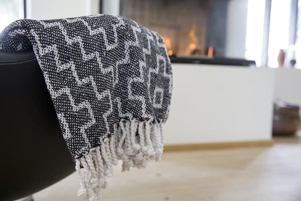 Filt med fransar i 100% bomull – 135 x 200 cm.