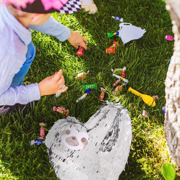 Pinata sengångare med klubba och mask