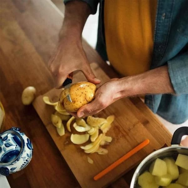 FISKARS grøntsagskniv med buet blad