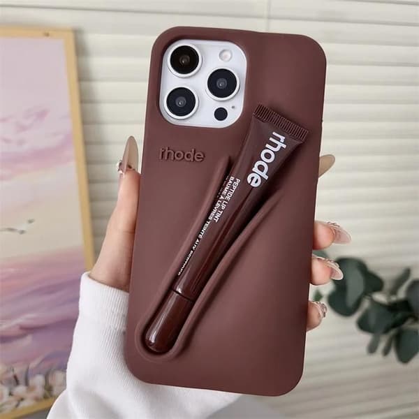 Mobilskal Rhode + Läppstift nyans Espresso för iPhone 14 Plus 15 Plus