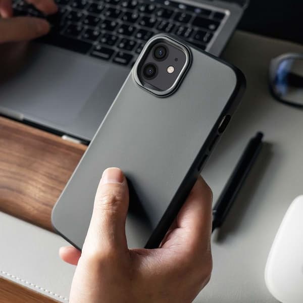 Mobilskal Rhode + Läppstift nyans Espresso för iPhone 17