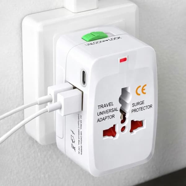Universell Reseadapter med USB / USB-C Överspänningsskydd Vit