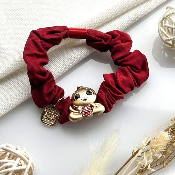 Satin Chouchou - AVIZAR - Leende Orm - Röd - Zodiak Charmar - Chic Elegans