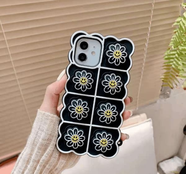 Smiley Flower Pop it Fidget -kuori iPhone 11:lle - Musta